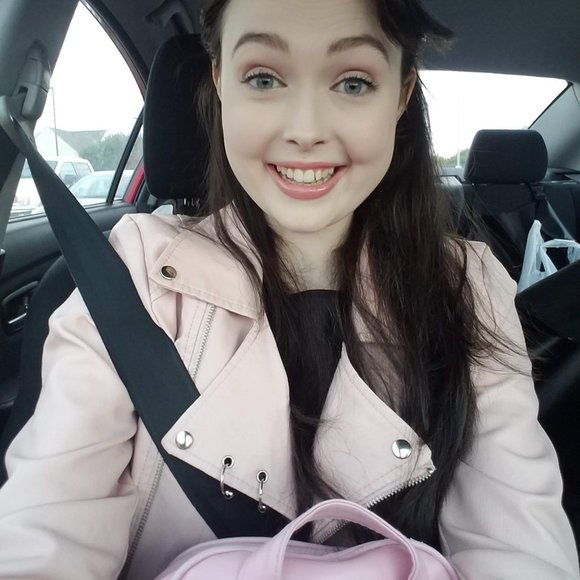 Alexa, lover of Pink - Picture 1 of 1